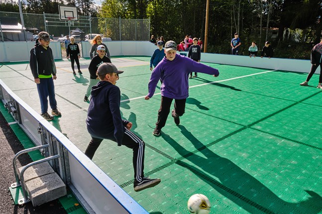 Invigningsmatchen börjar lite trevande. Men redan efter några minuter är tempot och viljan på topp.