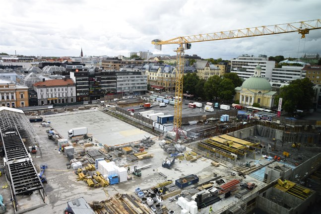 Åbo salutorg är inte längre en grop, men det räcker till nästa vår innan man kan gå över torget.