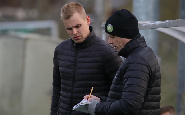 Anders Brunell, till vänster i bild, vaktar Krafts mål på lördag mot Kikken. Den andra personen på bilden är Jonas Sandlin som tränade JBK säsongen 2019.