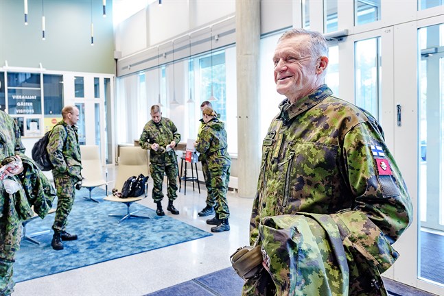 Försvarsmaktens kommendör, general Timo Kivinen, förlänas Storkorset av Finlands Vita Ros orden. Bilden från hans besök i Karleby 2020.
