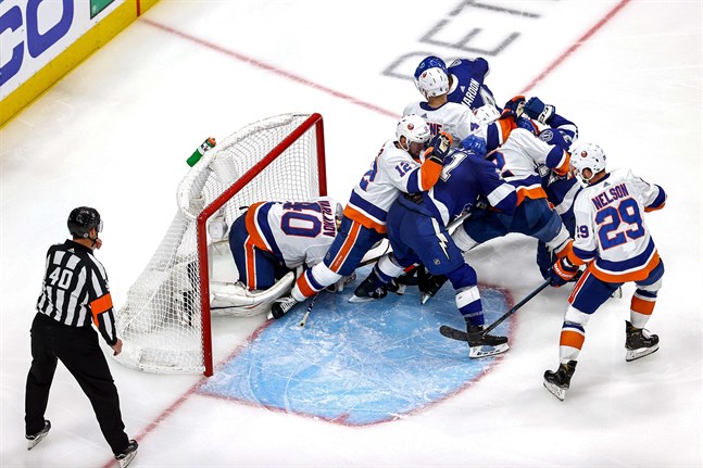 Trångt och stökigt framför Islandersmålvakten Semjon Varlamov i matchen mot Tampa Bay.
