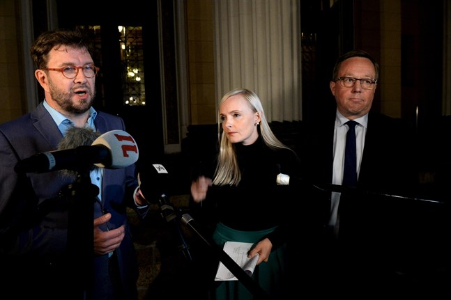 Trafik- och kommunikationsminister Timo Harakka, inrikesminister Maria Ohisalo och näringsminister Mika Lintilä berättade om regeringens nya beslut.