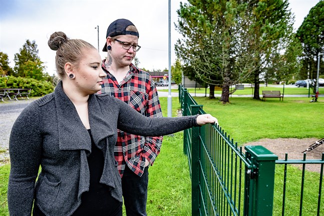 Sara och Robert Nylund vill varna för staketet med metallpiggar. Deras son Damian skadades allvarligt när han fastnade på piggarna.