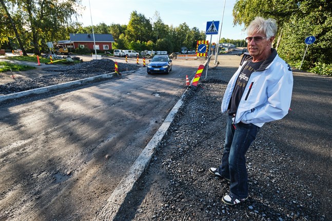 Gatan är för smal för två personbilar att mötas tryggt och säkert, säger Rafael Palm.