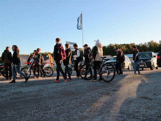 Mopedkvällen lockade både yngre och äldre som delar förkärleken för mopeder.