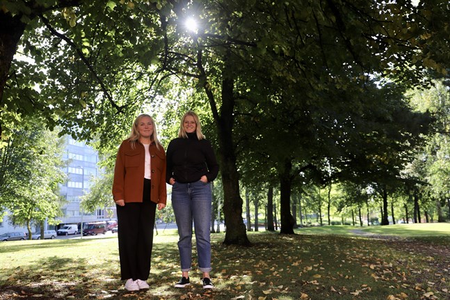 Emelina Alenius och Julia Liewendahl sitter båda i FSLF:s styrelse. Föreningen har coronaanpassat sina evenemang för studenter och på tisdag testar de på ett nytt koncept.