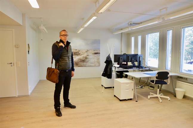 Stefan Pellfolk hyr ut kontorsplatser till företagare. Är man ny företagare får man först pröva på dem mot en låg avgift.