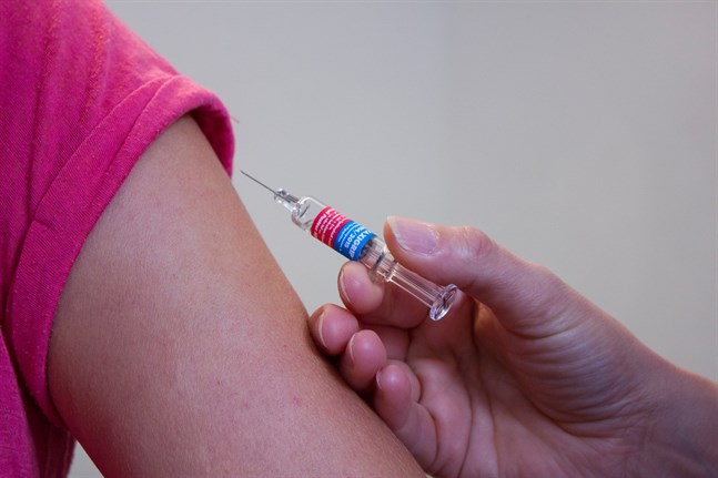 Enligt barninfektionsläkare Harri Saxéns bedömning får Finland ett vaccin mot coronaviruset tidigast våren 2021.