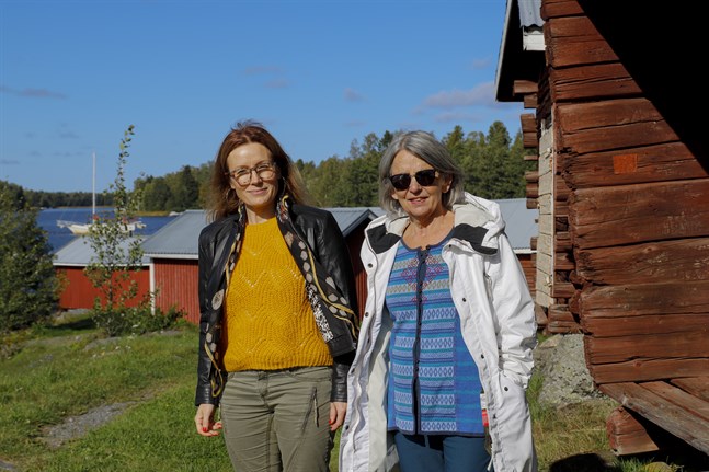 Annika Wiklund och Barbro Nedermo lovar jazz och drama enligt 20-talets toner till vandringen längs stranden i Västervik.