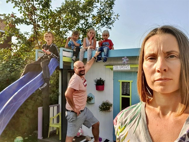 Charlotte Lindqvist tycker det är tungt att inte orka delta i familjens aktiviteter. Charlottes man Carl-Johan och parets barn Douglas, Kevin, Rebecca och Didrik har fått hitta på en hel del egna aktiviteter det senaste halvåret.