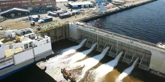 Nu flödar vattnet in i dockan.
