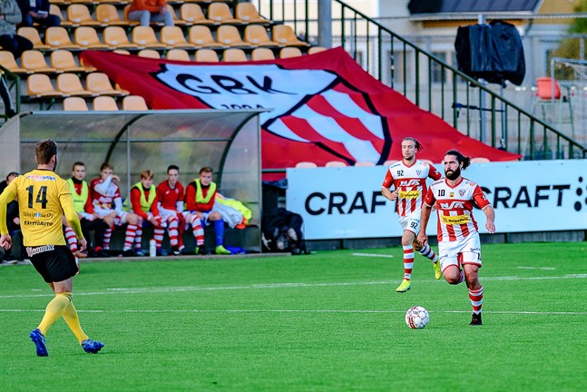 Benjamin Storbacka gör sig redo. En sekund senare lobbade han bollen in från cirka 40 meter, 2-1 till GBK. Storbacka prisbelönades i hemmalaget.