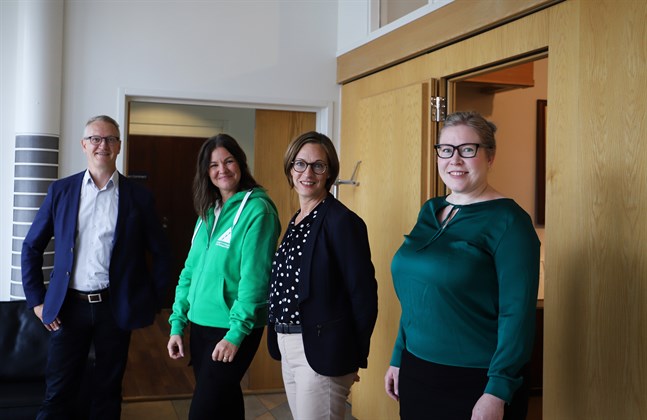 Juha Häkkinen, Nina Ingves, Mia Brännbacka och Heidi Patronen uppmuntrar både ungdomar och företag att ta vara på chansen att bekanta sig med varandra.
