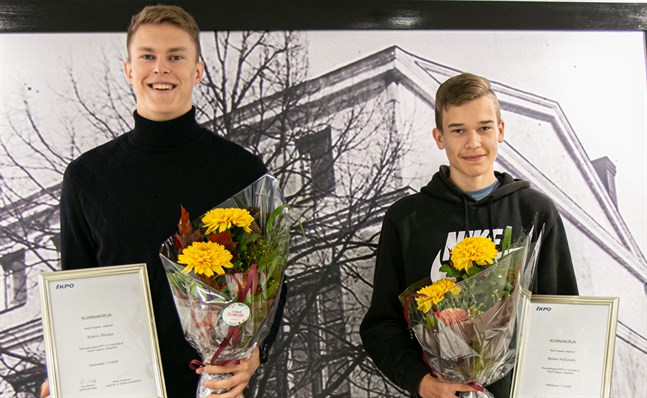 Konsta Alatupa från Kelviå och Rasmus Huhtamäki från Pedersöre blev årets mottagare av Handelslaget KPO:s stipendium "Ungt löfte".