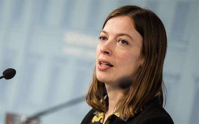 Undervisningsminister Li Andersson (VF) säger att det finns en koppling mellan att vara långa perioder borta från skolan och att avbryta studierna helt.