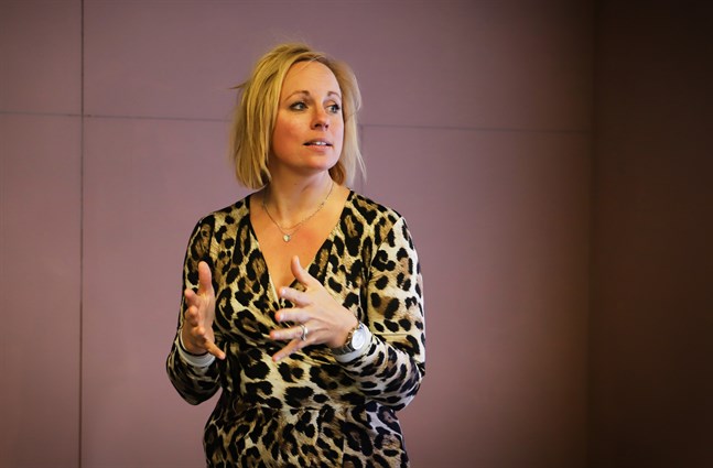 För två år sedan startade Anna Bertills en kommunikationsbyrå i Vasa tillsammans med Linn Jung. Nu utökar byrån sin verksamhet.