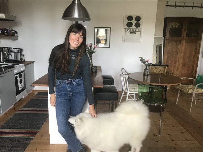 Olya Tsikhanchuk i Nykarleby följer utvecklingen i Belarus varje dag genom meddelanden från vänner och olika medier.