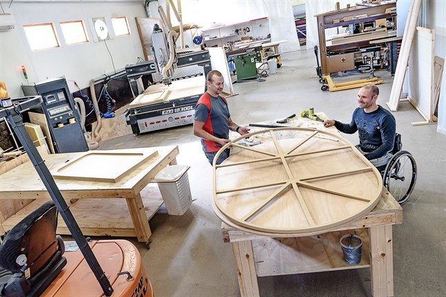 Fredrik Hjulfors och Andreas Forsman på CMP Enginering visar vilka möjligheter det finns när man jobbar med en CNC-fräs.