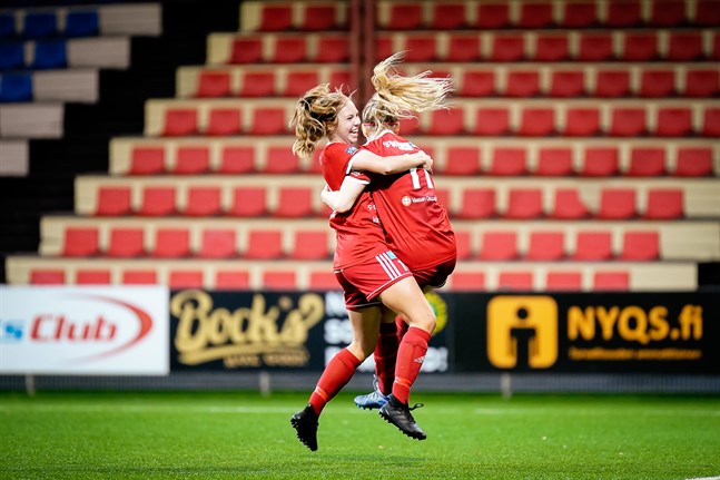 Elli Näsman och Heidi Leppämäki firar 2-0-målet.