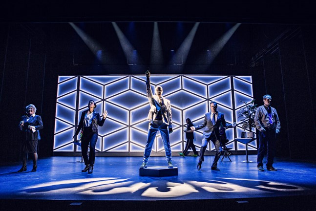 Personalen på företaget Fountainhead firar en framgång i Wasa teater-pjäsen "Ayn". "Fountainhead" är för övrigt titeln på en roman av filosofen Ayn Rand.