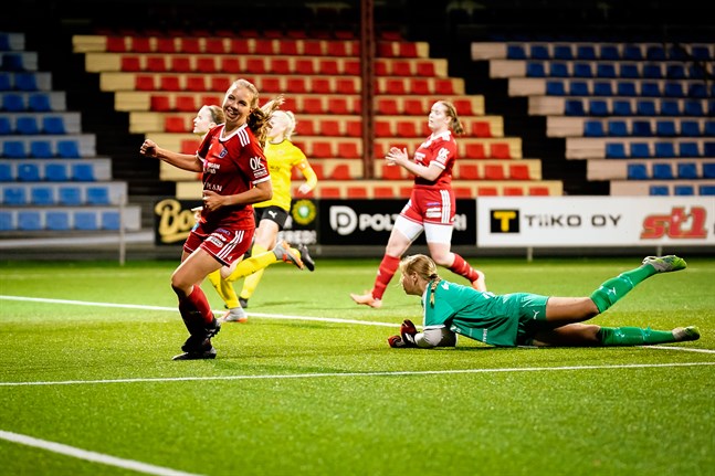 Elli Näsman har just gjort 3–0 för Sport bakom Tia Lindqvist i Myranmålet.