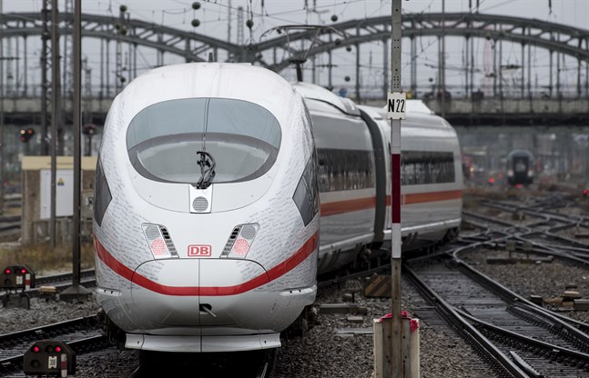 Ett ICE-tåg avgår från Münchens centralstation med destination Berlin.