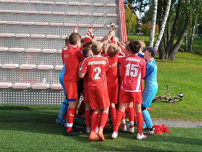 Jaro P13 jublar med segerpokalen efter straffvinsten mot KoiPS.