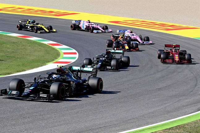 Mercedesföraren Valtteri Bottas tog ledningen i starten. Men efter två röda flaggor och lika många omstarter tog i stället stallkamraten Lewis Hamilton segern.