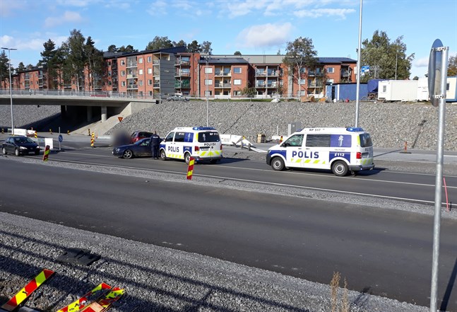 Polisen fick larm om en bilist som körde vårdslöst i Vasa på söndagen. En vild biljakt senare stoppade patrullen föraren på Förbindelsevägen.