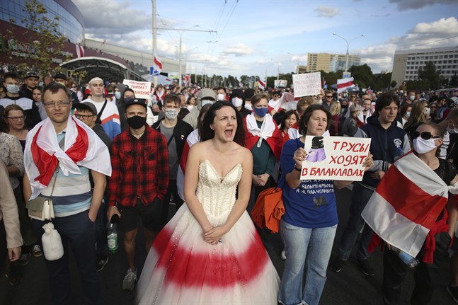 Omkring 100 000 demonstranter samlas i Minsk för nya protester mot president Aleksandr Lukasjenko.