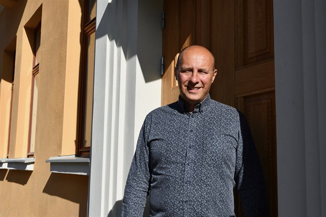Hippi Hovi, vd för Kust-Österbottens Företagare, köper inte påståendet att småföretagare vill ha bort sina äldre arbetstagare.