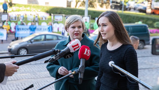 Forsknings- och kulturminister Annika Saarikko (C) och statsminister Sanna Marin (SDP) anlände tillsammans på måndagen till budgetförhandlingarna i Ständerhuset i Helsingfors.
