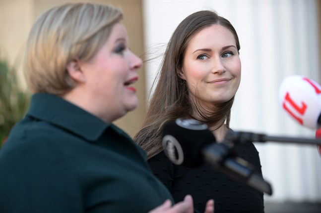 Forsknings- och kulturminister Annika Saarikko (C) och statsminister Sanna Marin (SDP) anlände tillsammans till Ständerhuset. De säger att regeringen redan förra veckan förhandlat i god anda.