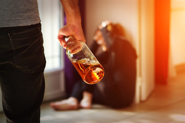 2,6 miljoner finländare har upplevt problem på grund av andras drickande, skriver Mikaela Herrmans.