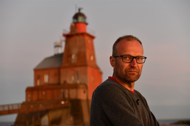 Veikka Gustafsson är värd på Kallbådan fyr.
