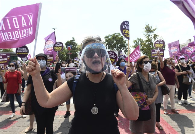 Kvinnor demonstrerar till stöd för Istanbulkonventionen i Istanbul i Turkiet. Arkivbild.