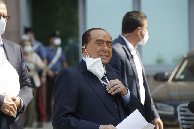 Italiens före detta premiärminister Silvio Berlusconi då han lämnade sjukhuset i Milano på måndagen.