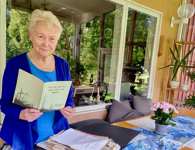 Maire Paavola har en stor bunt tidningsurklipp som hon planerar att sortera upp.