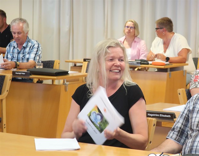 Eva-Lott Björklund är starkt engagerad i kulturverksamhet och äldres välbefinnande i Kronoby.
