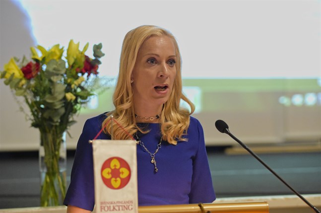 Folktingets ordförande Sandra Bergqvist säger att Finlands språklag är bra, problemet är bara att alla kommuner och myndigheter inte följer den. Arkivbild.