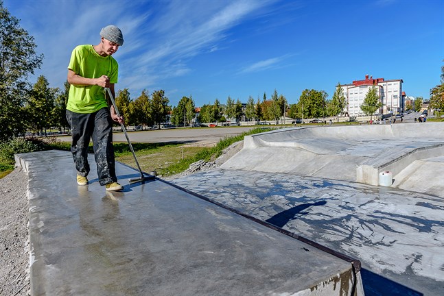 Nästan klart. Robban Saastamoinen sprider ut ett medel som ska täppa till porerna i betongen. Medlet ska ännu torka, men på fredag eftermiddag är parken klar för öppning.