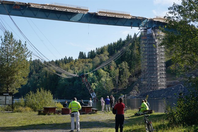 En person är skadad, och delar från bron har rasat ned i älven.