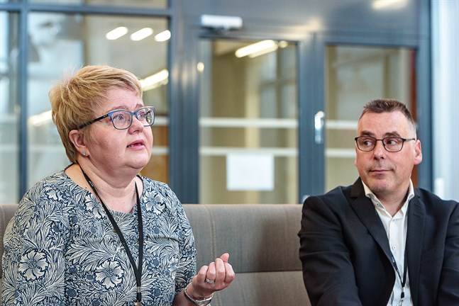 Soites vd Minna Korkeakoski-Västi med den dåvarande nytillträdde ekonomidirektören Pasi Hämäläinen hösten 2020. Före det jobbade han bland annat för KPO.