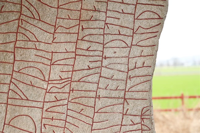 Den vikingatida Rökstenen i Rök i Östergötland. Rökstenen är en av Sveriges mest kända runstenar. Dess inskrift anses med sina 760 tecken vara världens längsta runinskrift. Arkivbild.