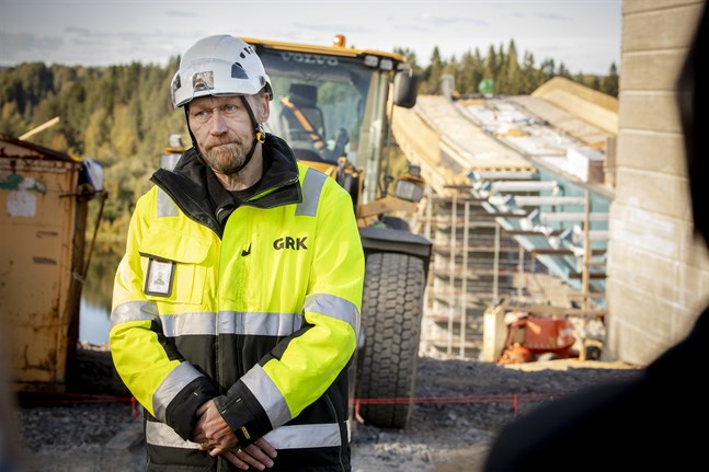 Magnus Ahlskog från Ekenäs leder GRK:s arbete på platsen. Han är osäker på exakt hur illa olyckan var för brobygget.
