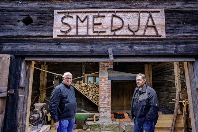 Rolf Rak (t.v.) är glad över att Mårten Eklöv gett hans farfar Ivar Raks gamla smedja nytt liv.