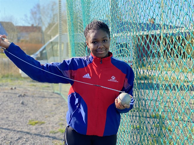 Emmanuela Koomson kastade släggan 63 meter i Kristinestad. Det är nytt landsårsbästa i klassen D17.