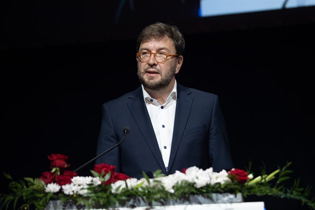 Kommunikationsminister Timo Harakka (SDP) jobbade ett par dagar på distans medan han väntade på coronatestets resultat.