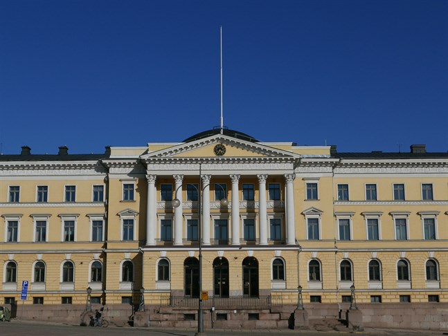 Det stora underskottet och de höga lånen är planerade och genomtänkta, säger regeringen då man presenterar nästa års budget.