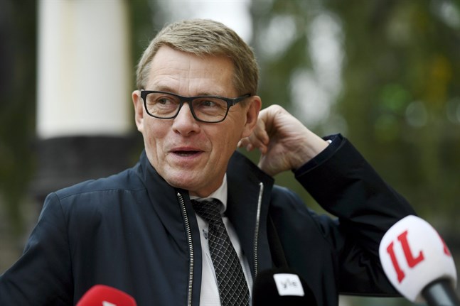 Finansminister Matti Vanhanen (C) uppger att budgetunderskottet nästa år stiger till 10,7 miljarder, vilket är nästan 4 miljarder mer än i Finansministeriets förhandlingsunderlag.